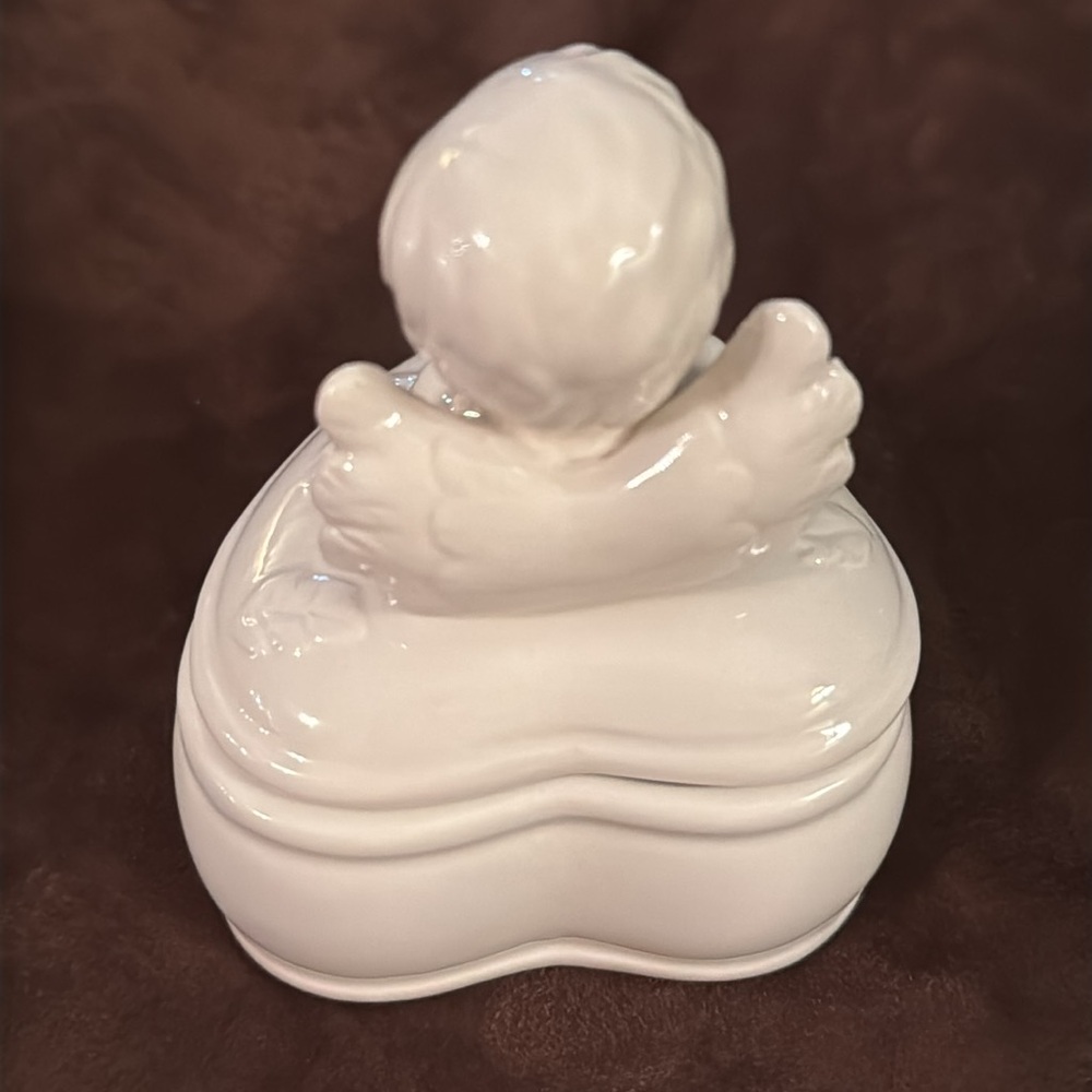 Porcelain Ivory Cherub Trinket Heart Box - Picture 6 of 6